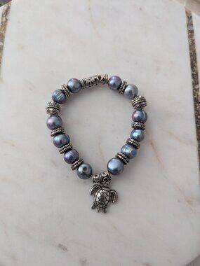 Freshwater Peacock Pearl Bracelet Silvertone with Sea Turtle Charm